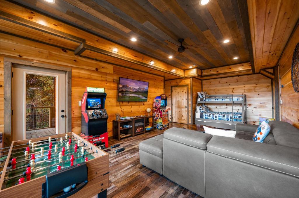 The Overlook - '21 Cabin - Gorgeous Unobstructed Views - Fire Pit Table - GameRm - HotTub - Xbox - Lots of Bears photo 1