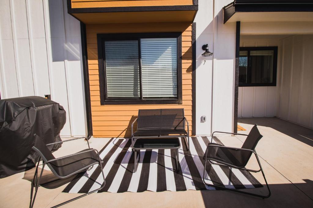 Comfortable 2BR Condo with Garage - Ideal Family Stay in West Greeley photo 4