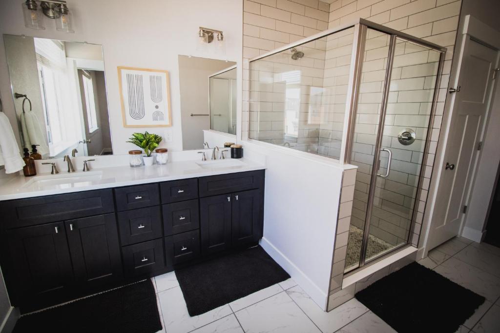 Comfortable 2BR Condo with Garage - Ideal Family Stay in West Greeley photo 3
