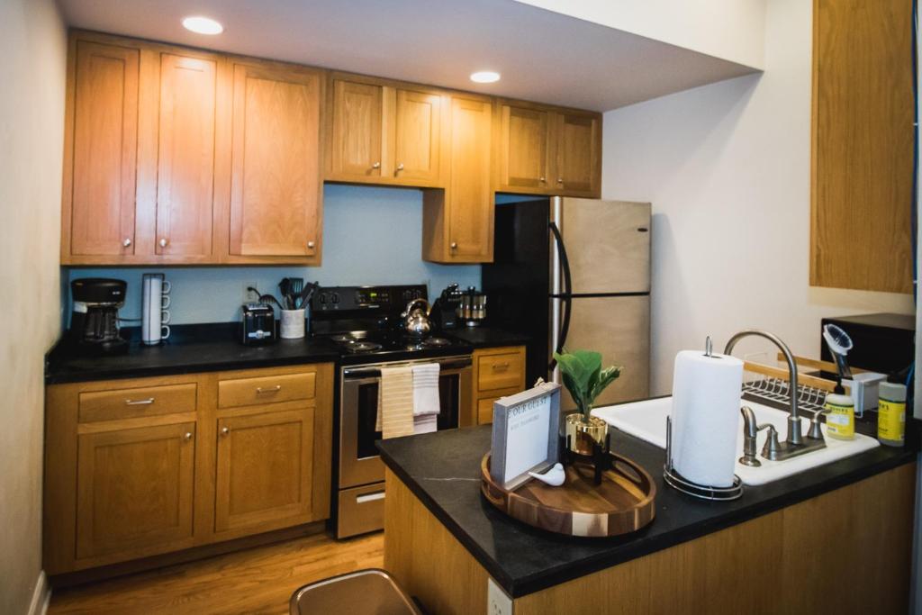 Spacious Loft Over Coffee Shop - Romantic Downtown Escape photo 1