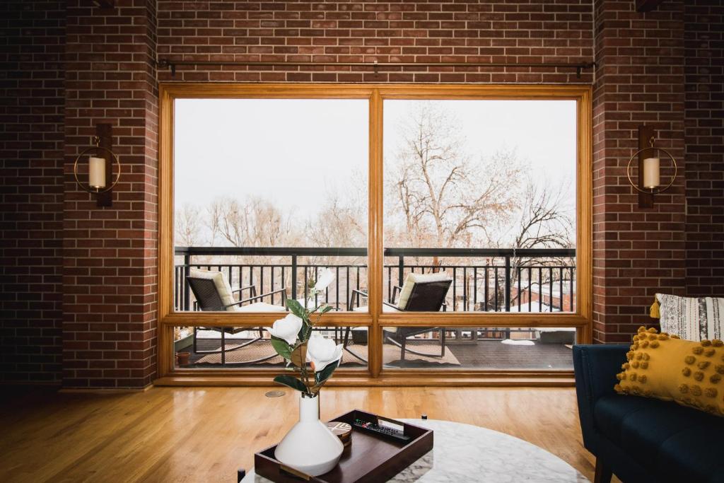 Spacious Loft Over Coffee Shop - Romantic Downtown Escape photo 2