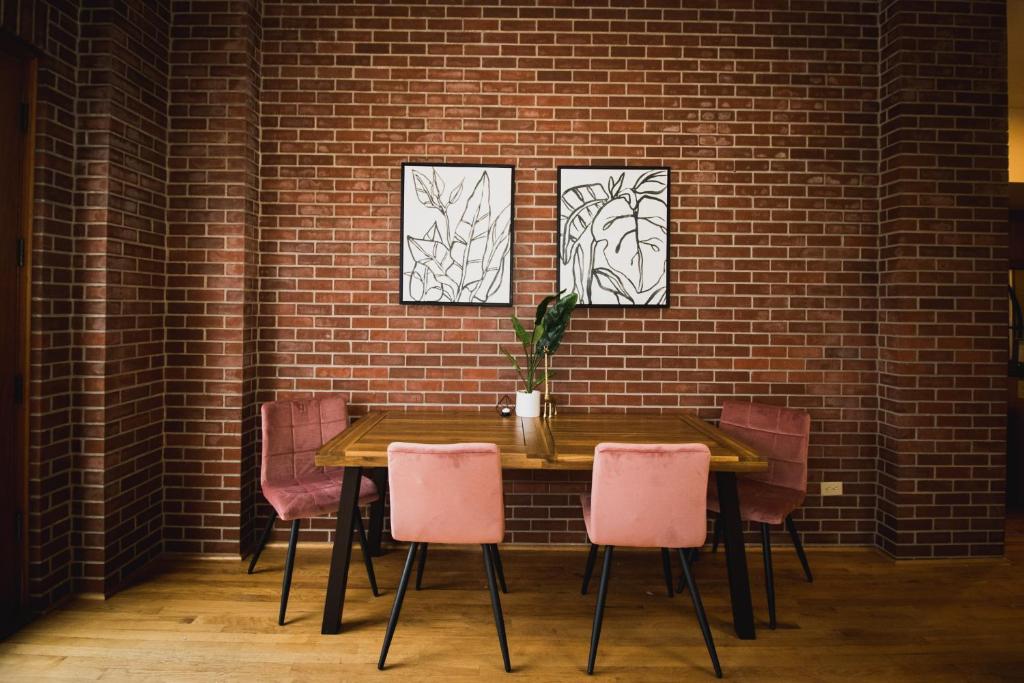 Spacious Loft Over Coffee Shop - Romantic Downtown Escape photo 3
