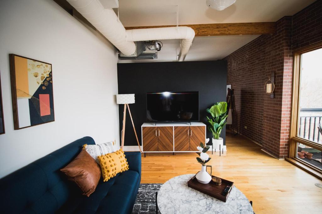 Spacious Loft Over Coffee Shop - Romantic Downtown Escape photo 4