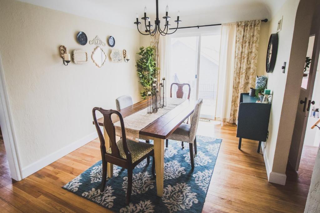 Charming 4BR Cottage Near UNC - Perfect for Family Getaways photo 2