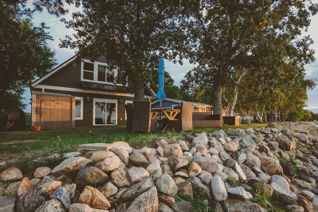 Shoreside 4b/4b walkout retreat with perfect sand photo 2