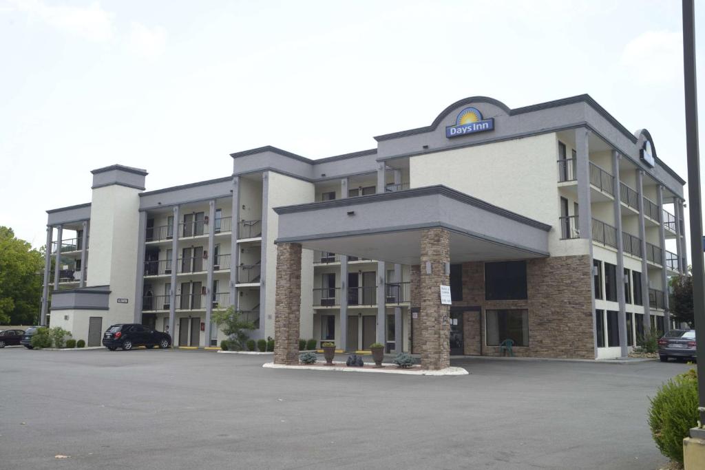 Days Inn by Wyndham Kodak/Sevierville Intrstate SmokeyMntns image