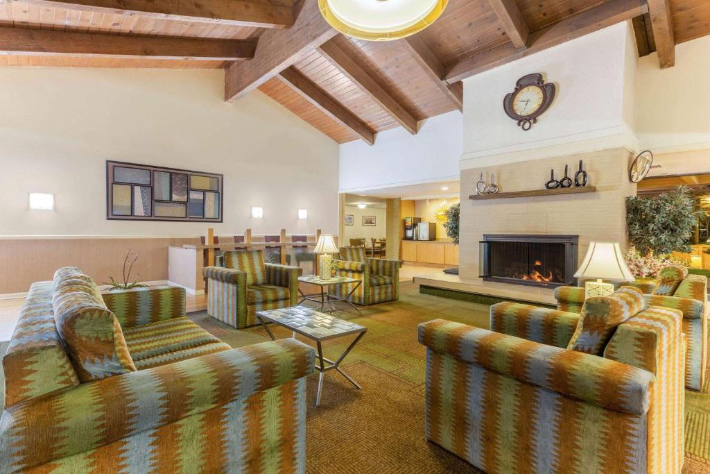 La Quinta by Wyndham Redding photo 2
