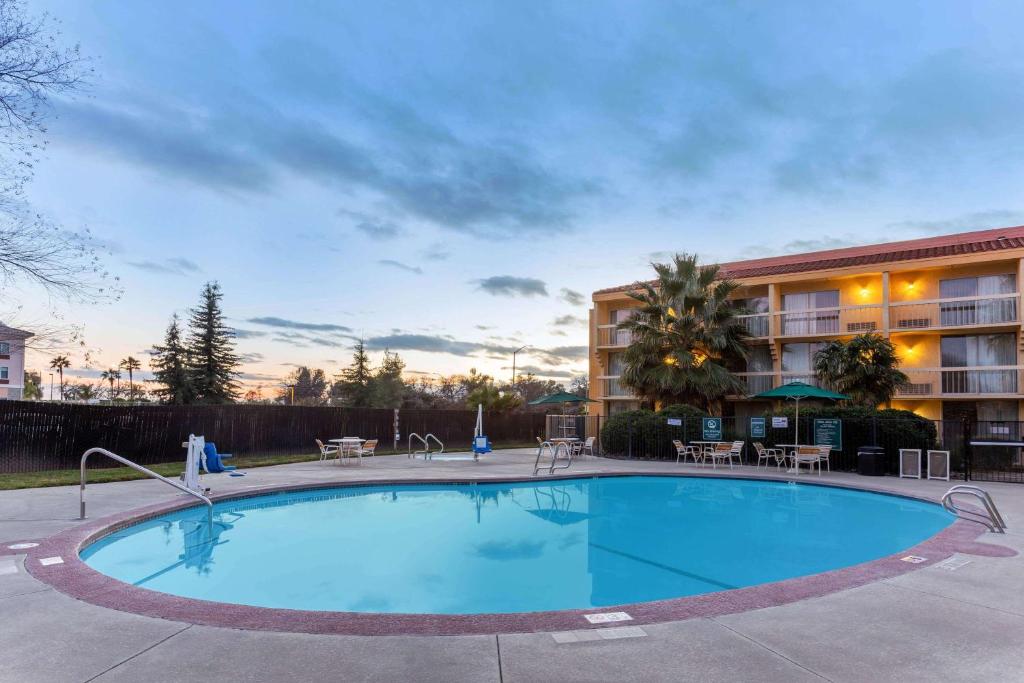 La Quinta by Wyndham Redding photo 1