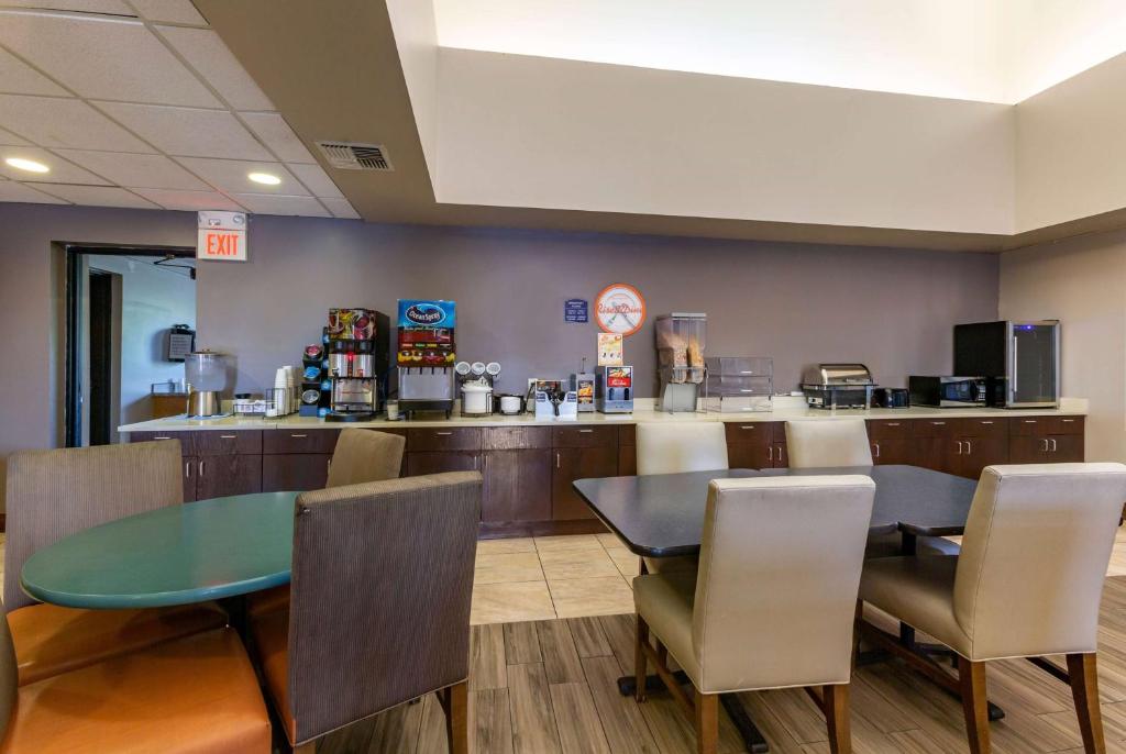 Howard Johnson by Wyndham Billings - Tap to explore photos