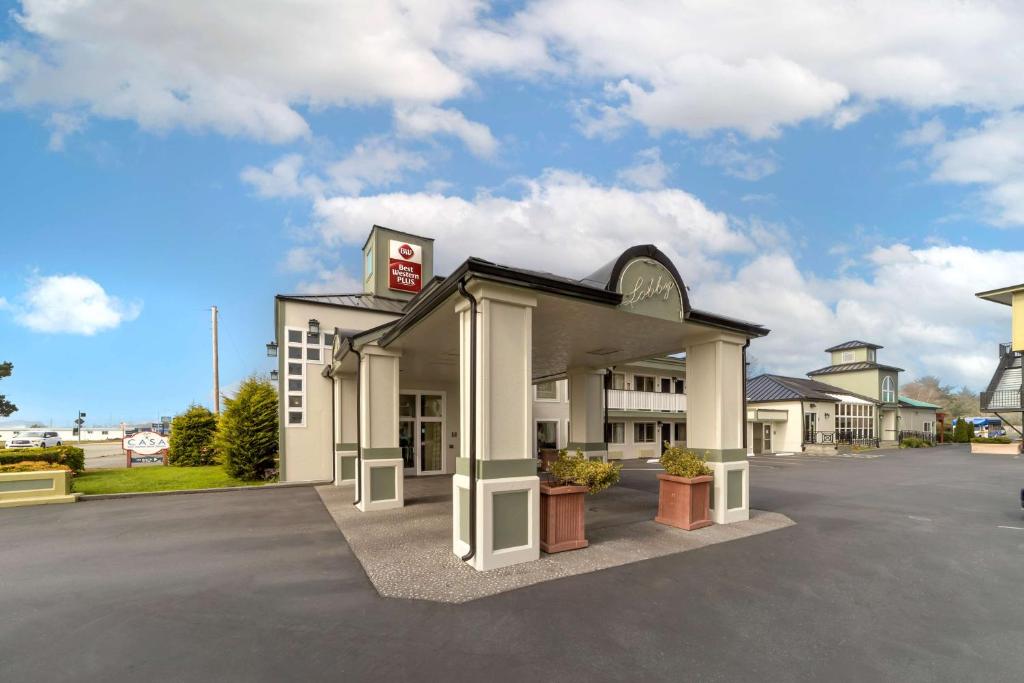 Best Western Plus Northwoods Inn image