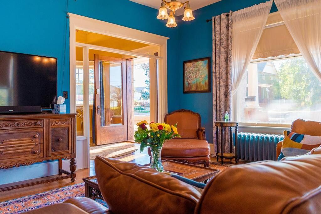 Maple House Spacious Fun Vibe, Walk to Downtown