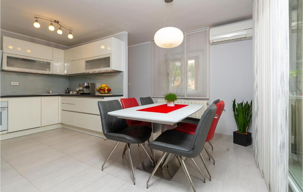 Stunning Home In Brajkovici With 2 Bedrooms And Wifi photo 4