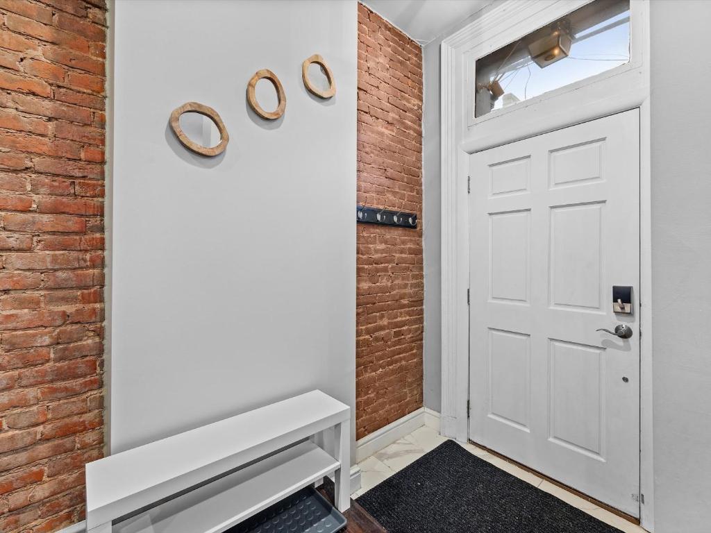 Stylish 4 Bedroom Loft Home, North Shore, City Skyline View Close to NHL, NFL photo 1