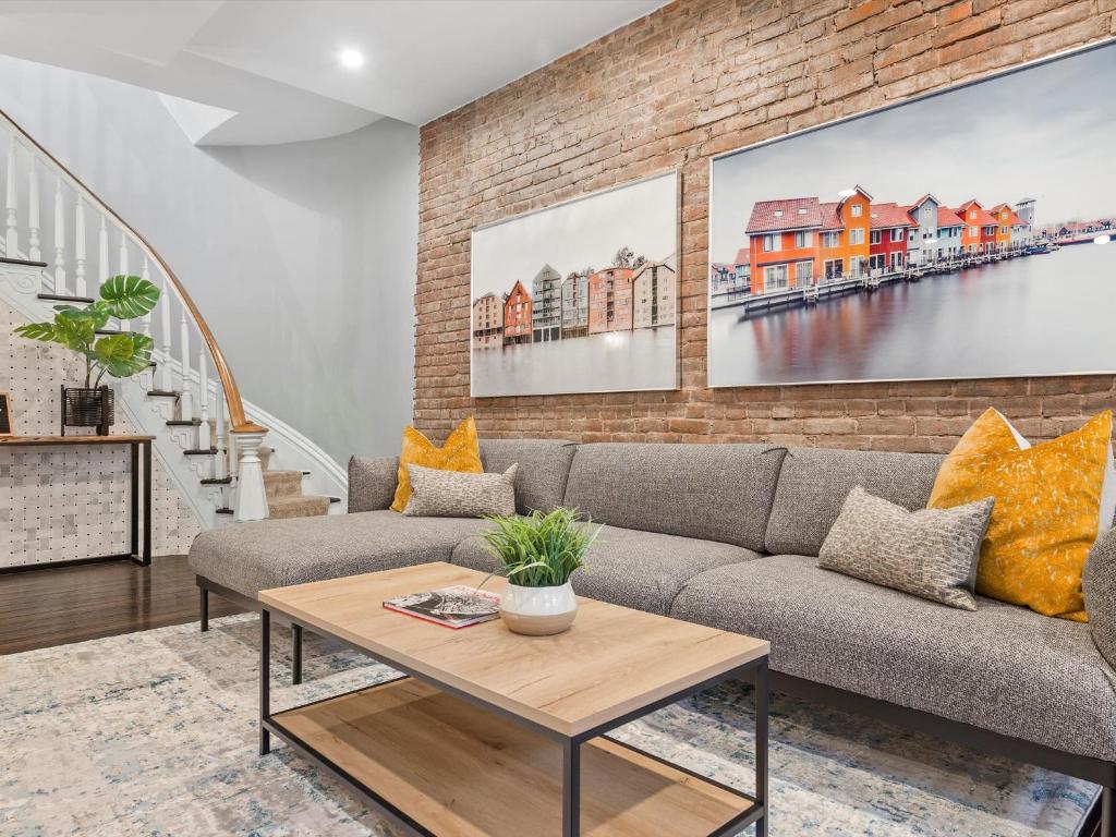 Stylish 4 Bedroom Loft Home, North Shore, City Skyline View Close to NHL, NFL photo 4