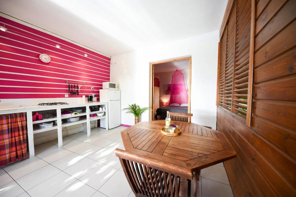Appartement d'une chambre a Pointe Noire a 150 m de la plage avec vue sur la mer piscine partagee et jardin clos photo 3