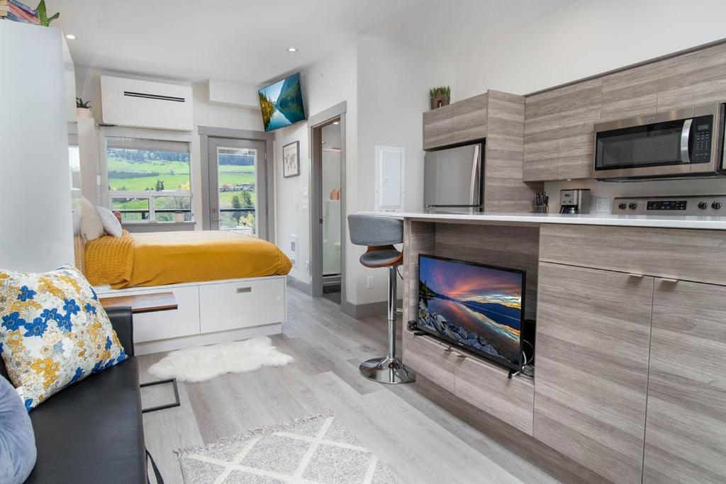 Top Floor on Okanagan Lake with AC & Heated Pool photo 2