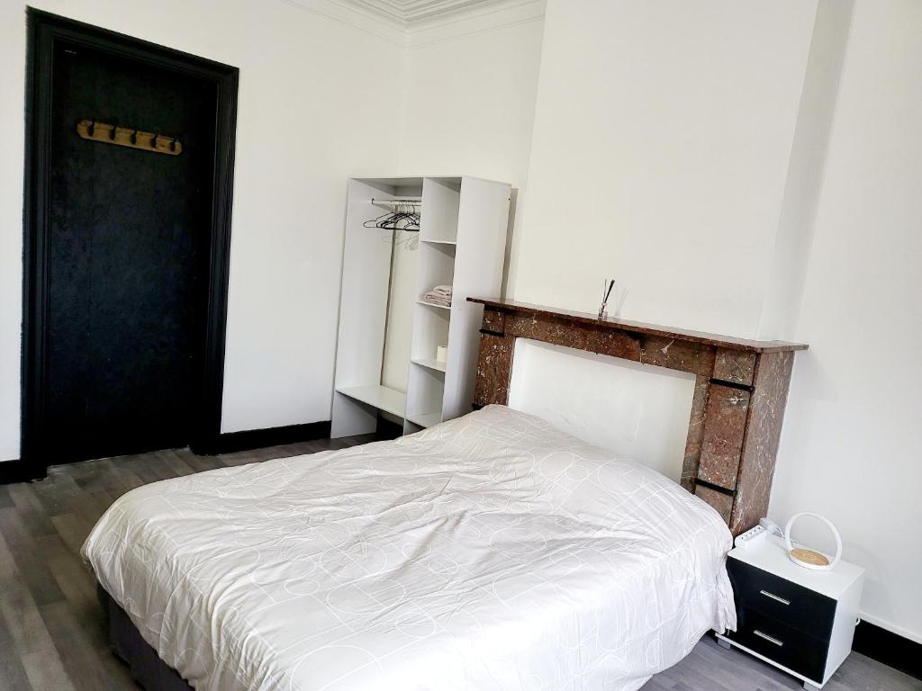 Private industrial room in center of Charleroi photo 1