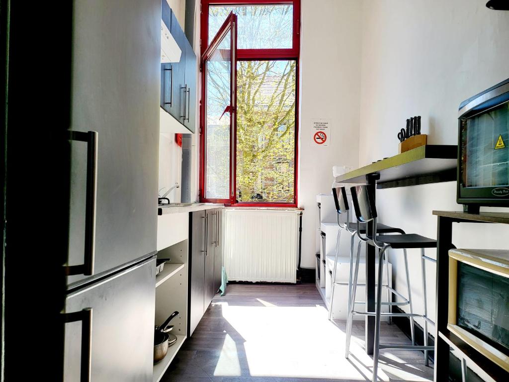 Private industrial room in center of Charleroi photo 3