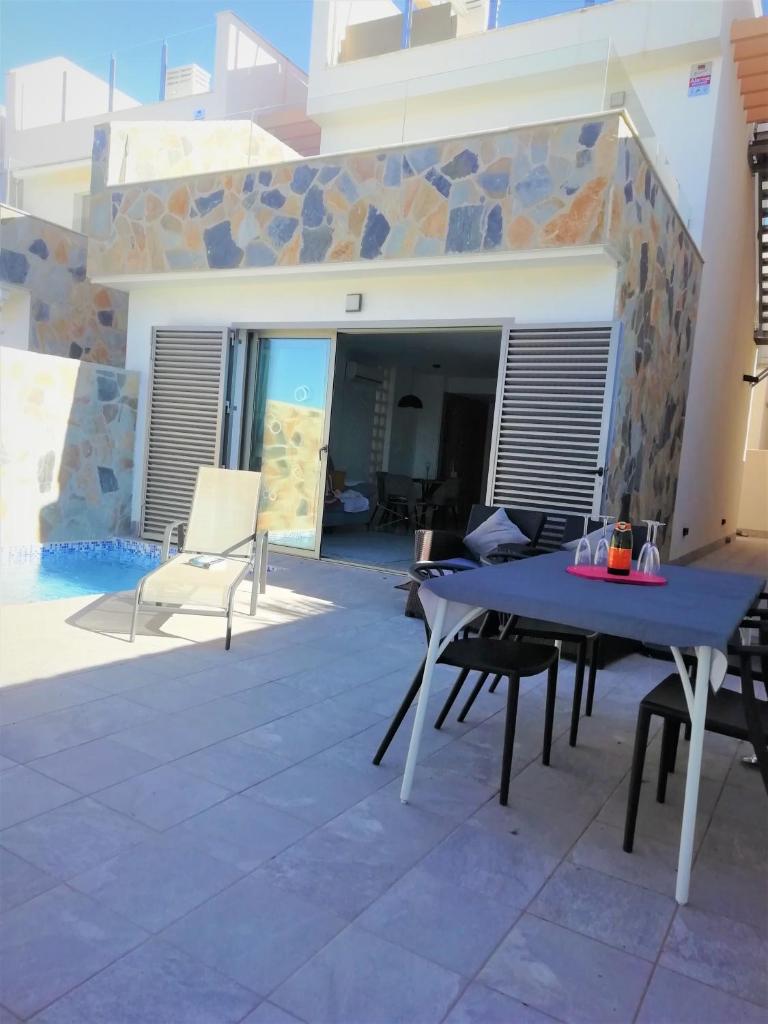 LUXURY 3 BED, 2 BATH DETACHED VILLA, PRIME LOCATION, ONLY 400 MTRS TO THE BEACH photo 1