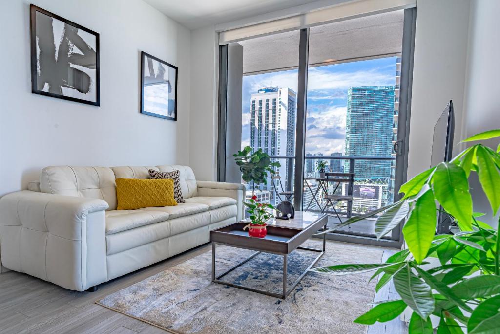Luxurious 2-Bed Apartment with Breathtaking Bay views!! image