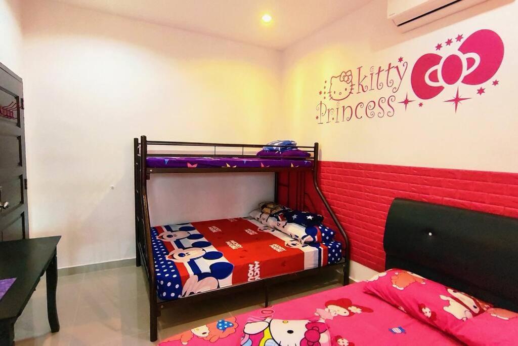 46 Jb Tmn Century 5Room 18pax near CIQ KSL Mall photo 4