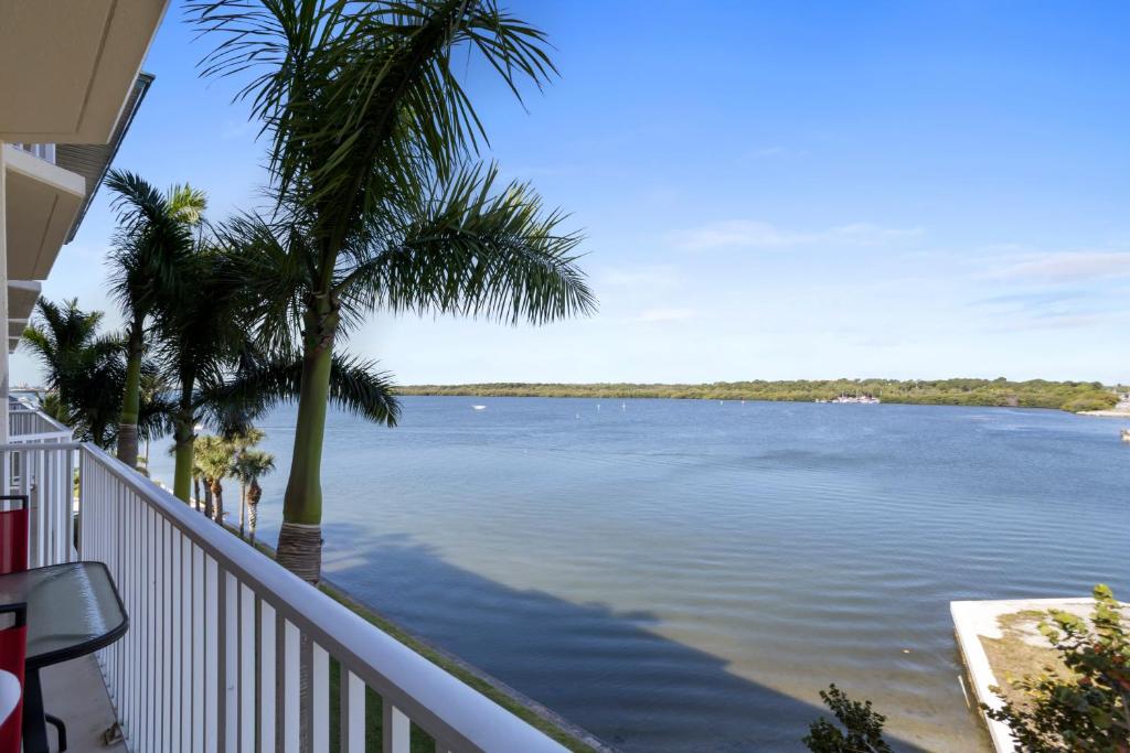 Oceanfront Luxury Condo! Mins to beach! Rum Bar Next Door! photo 3