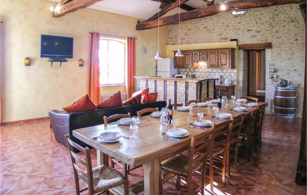 Stunning Home In Saint-mard-de-guron With 6 Bedrooms, Jacuzzi And Heated Swimming Pool photo 3