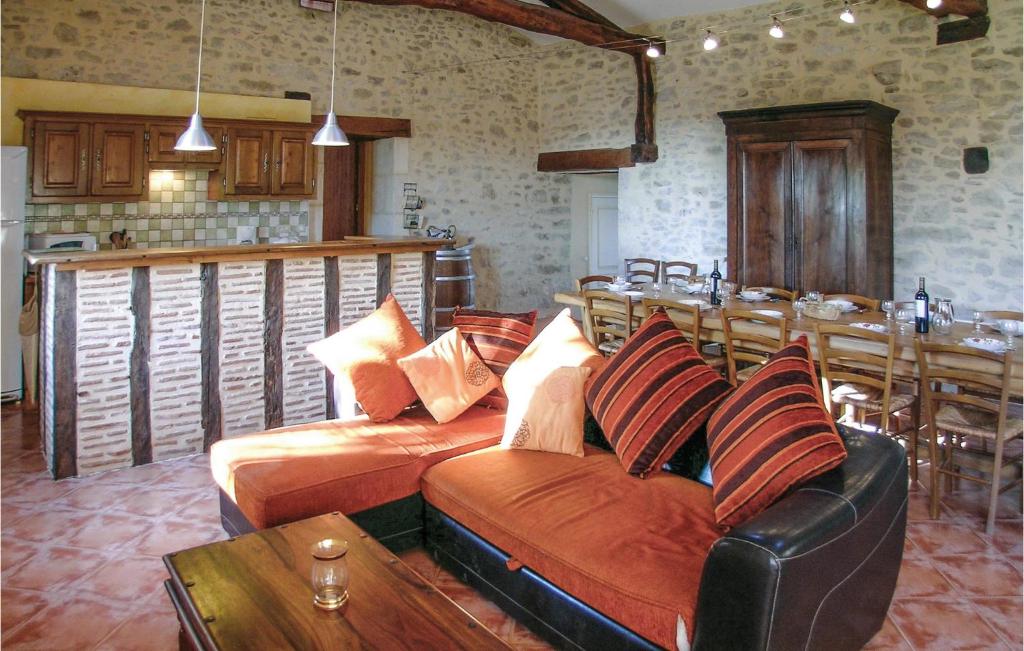 Stunning Home In Saint-mard-de-guron With 6 Bedrooms, Jacuzzi And Heated Swimming Pool photo 4
