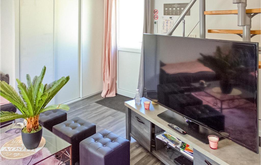 Awesome Home In Saint-sauveur-lalande With Outdoor Swimming Pool, Wifi And 3 Bedrooms photo 3