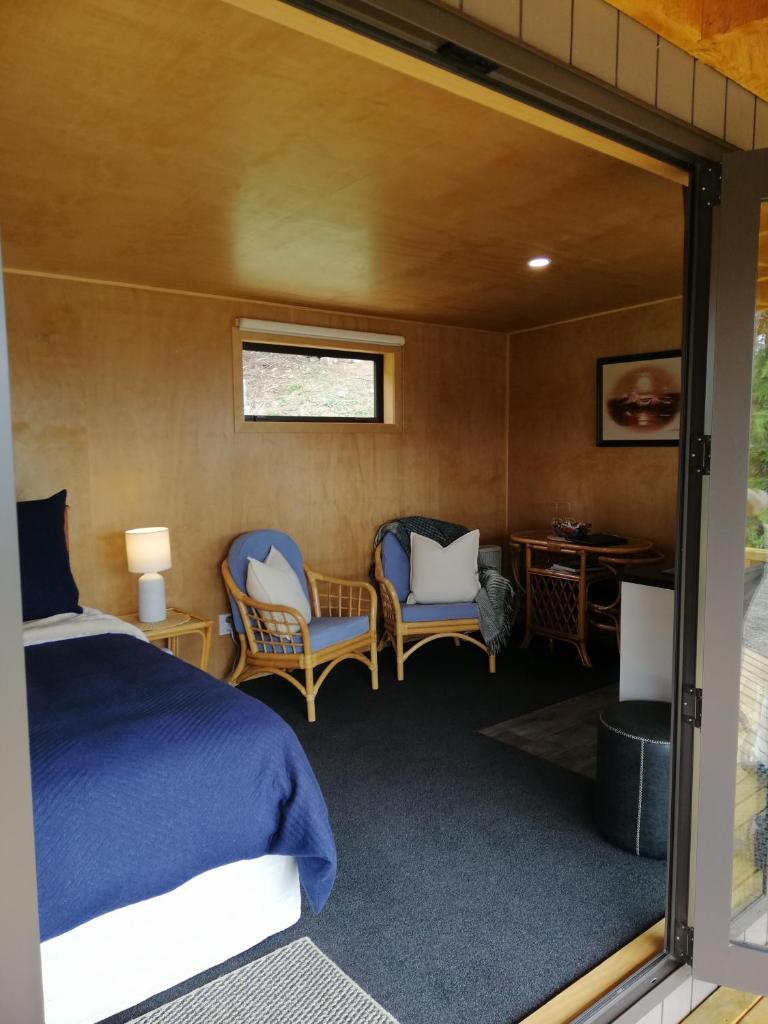 Glenwood Akaroa Bush Retreat - Totara Hut photo 2