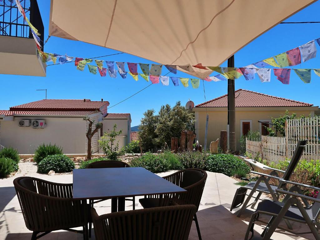 Apartment Viva-by the sea-garden & terraces by Interhome photo 3