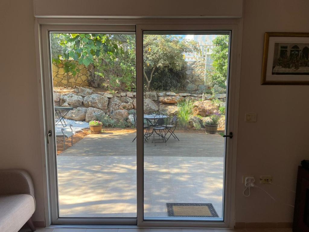 Alma BaHar - charming 2 bdrm house with garden עלמה בהר - דירת אירוח בלב גן פורח photo 4