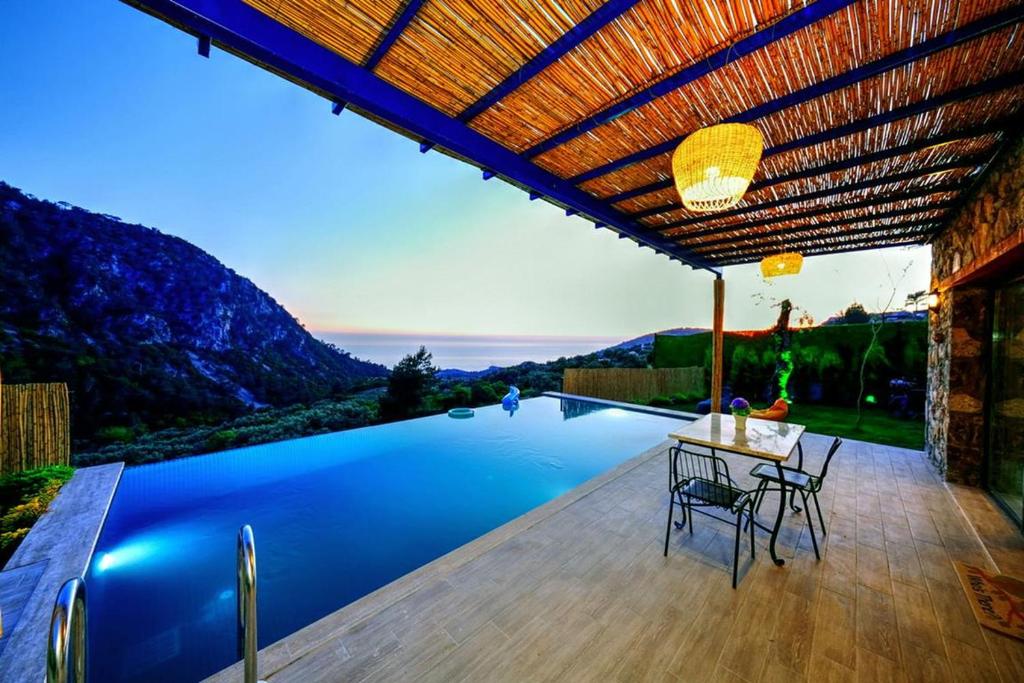 2 Bedroom Private Villa with Infinity Pool and Sea View photo 2