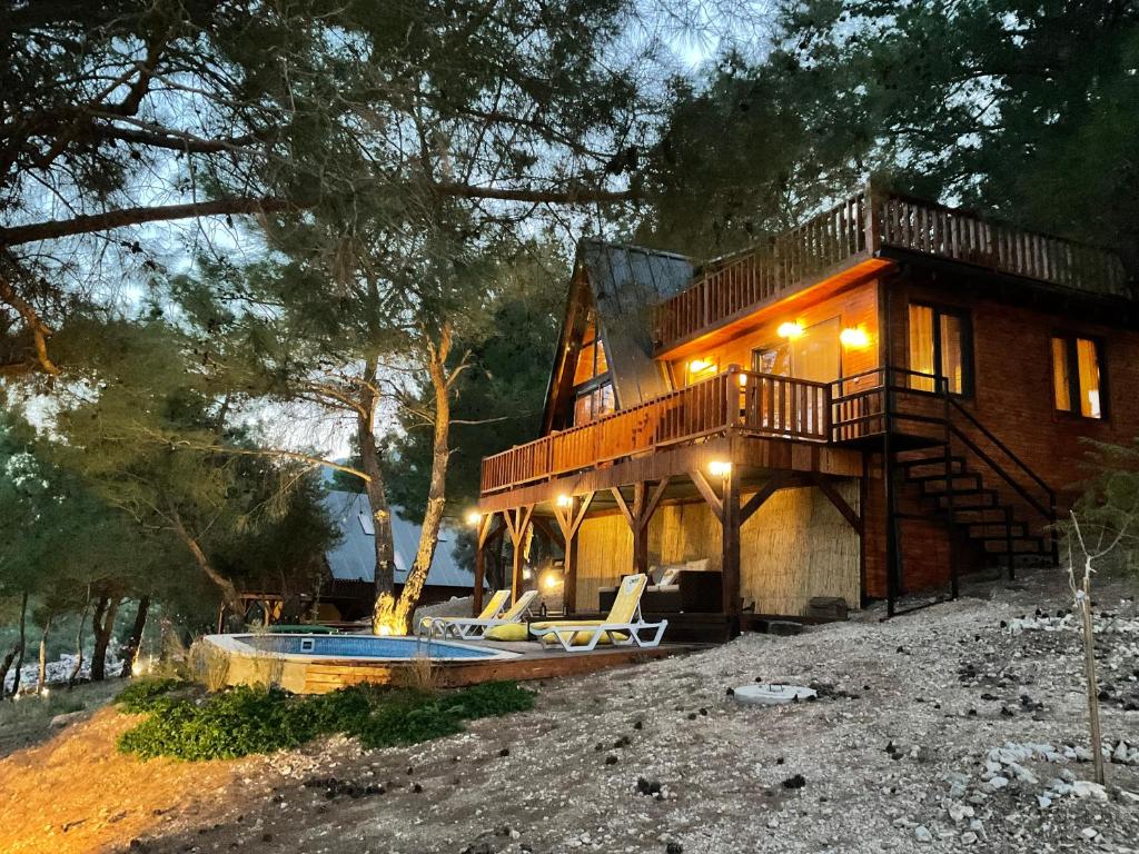 Panurla Wooden House havuz & sauna kırmızı