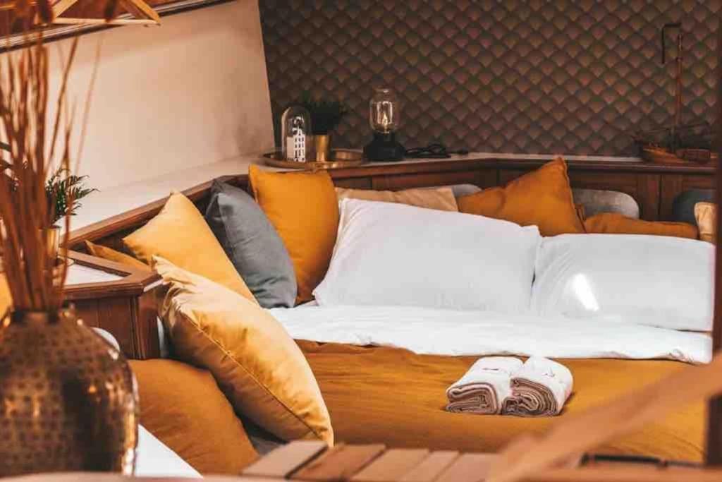 AMAZING PRIVATE LUXURY BOAT ACCOMMODATION photo 1