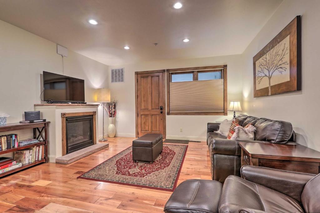 Cozy Central Glenwood Springs Condo with 2 Decks! photo 3