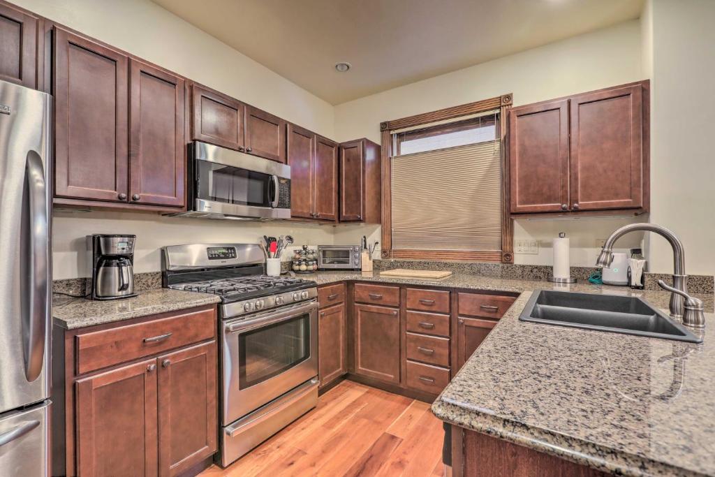 Cozy Central Glenwood Springs Condo with 2 Decks! photo 2