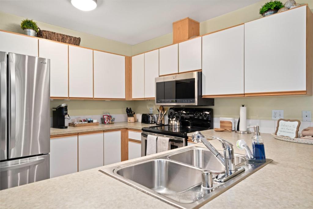 Walk to Downtown Festivities 2Bd2Ba Condo photo 4