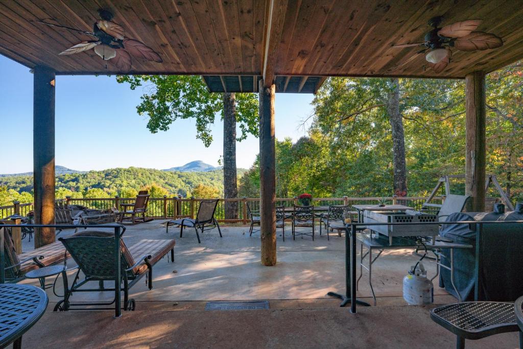 Mountain View Lodge Helen! Luxury Retreat in Downtown Helen! photo 2