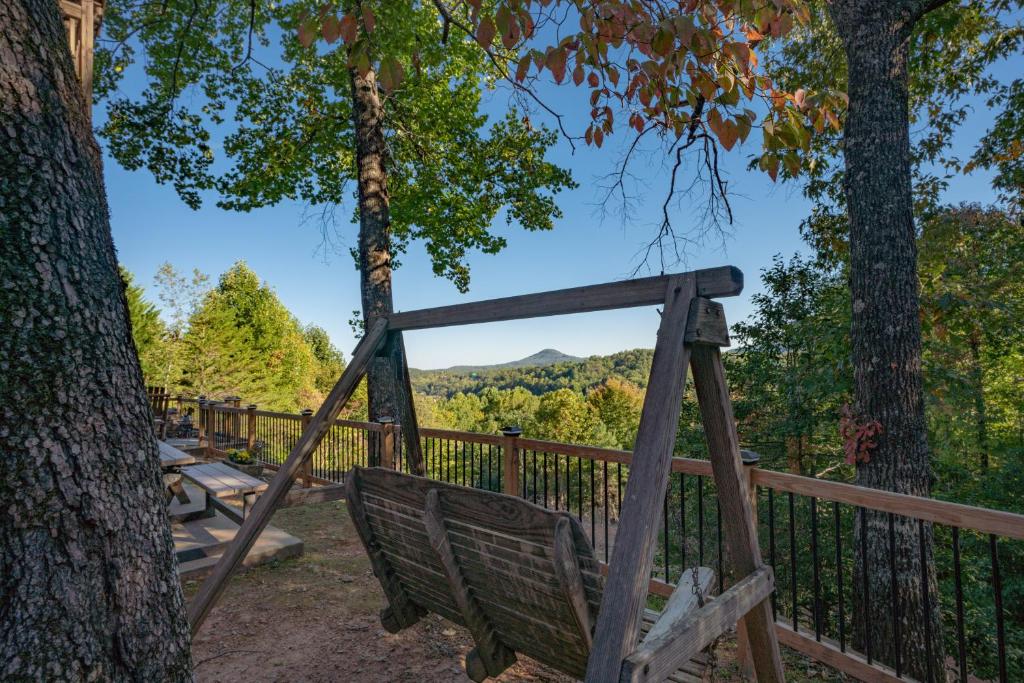 Mountain View Lodge Helen! Luxury Retreat in Downtown Helen! photo 4