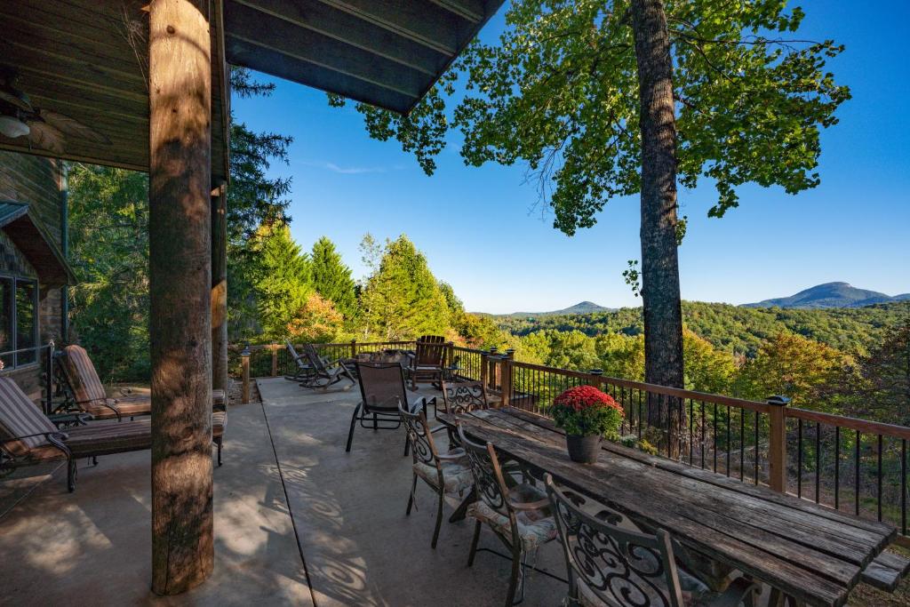 Mountain View Lodge Helen! Luxury Retreat in Downtown Helen! photo 3