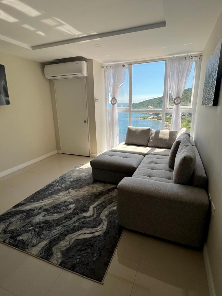 Large Luxurious Beach Front 1 Bedroom at Bayfront Villa photo 4