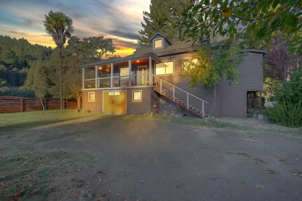 Luxury River Home - Pets Stay Free photo 2