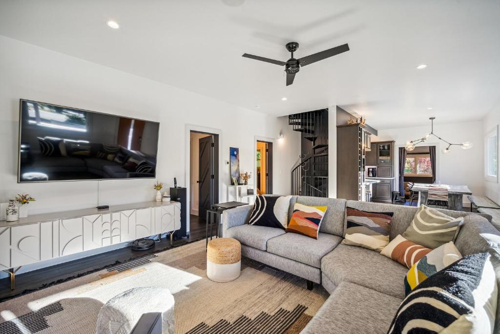 Luxury River Home - Pets Stay Free photo 1