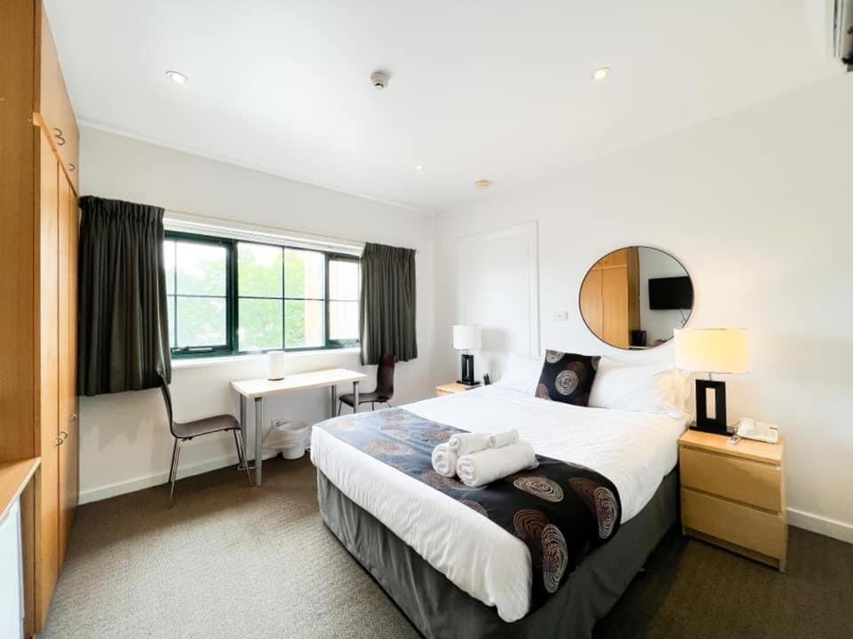 Studio 431/247 gouger st ex hotel room in city - Tap to explore photos