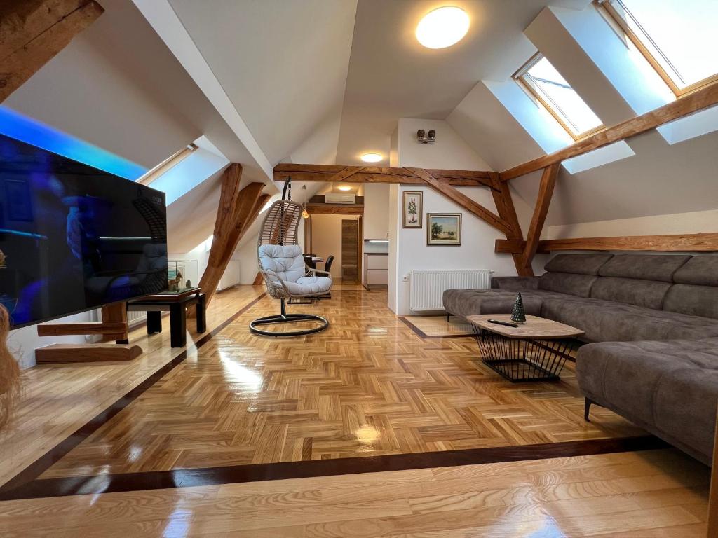 La Luna Rustic Deluxe Apartment with Free Jacuzzi, Bikes & Covered Parking photo 2