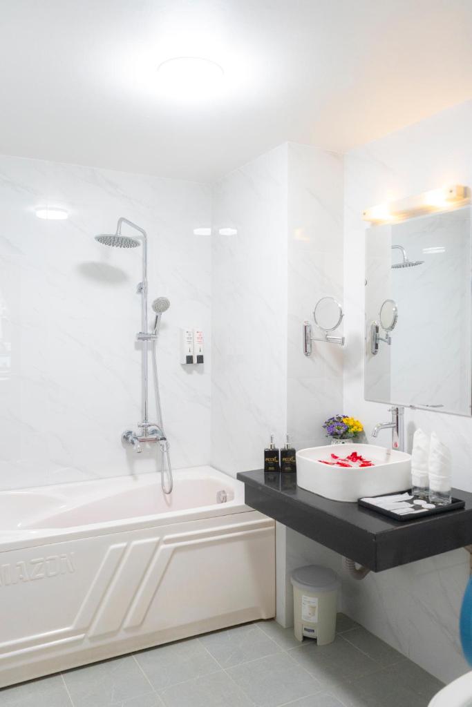 Moon Hotel (Moon Hotel 56 Truong Cong Giai)