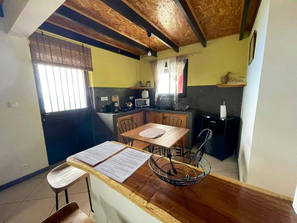 Maison d'une chambre avec vue sur la mer jardin clos et wifi a Trois Bassins a 7 km de la plage photo 4
