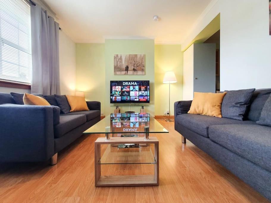 Parkgate Apartment - Near M90, Amazon, Edinburgh - Tap to explore photos