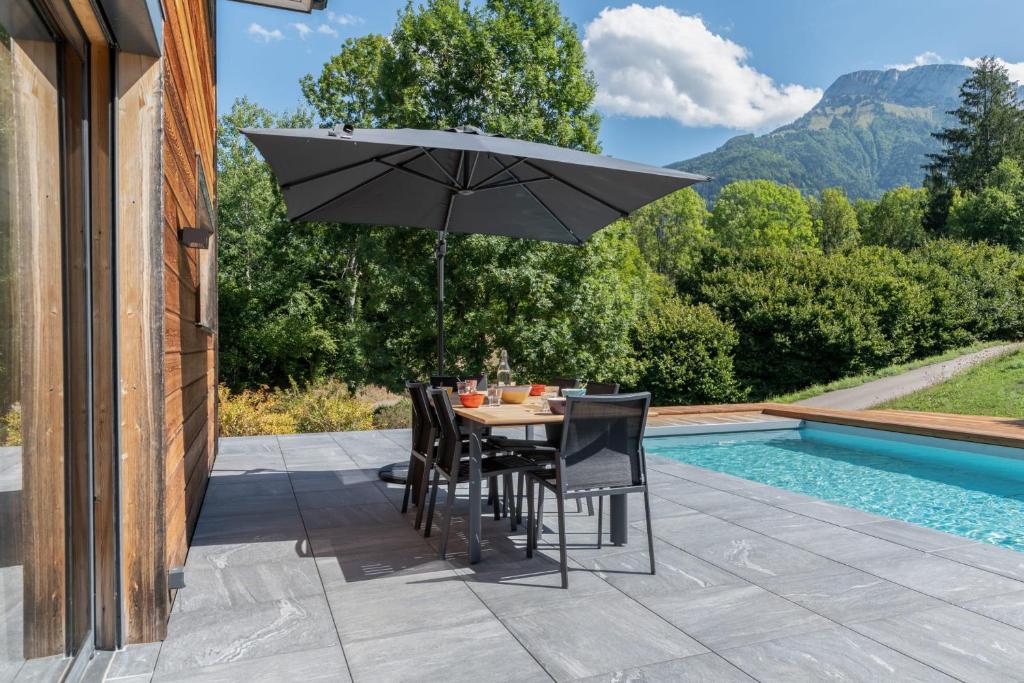 Superb chalet with pool - Welkeys photo 2